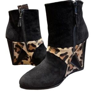 Gorgeous STUART WEITZMAN "Partnership" Black/Leopard Wedge Runway Boots size 7